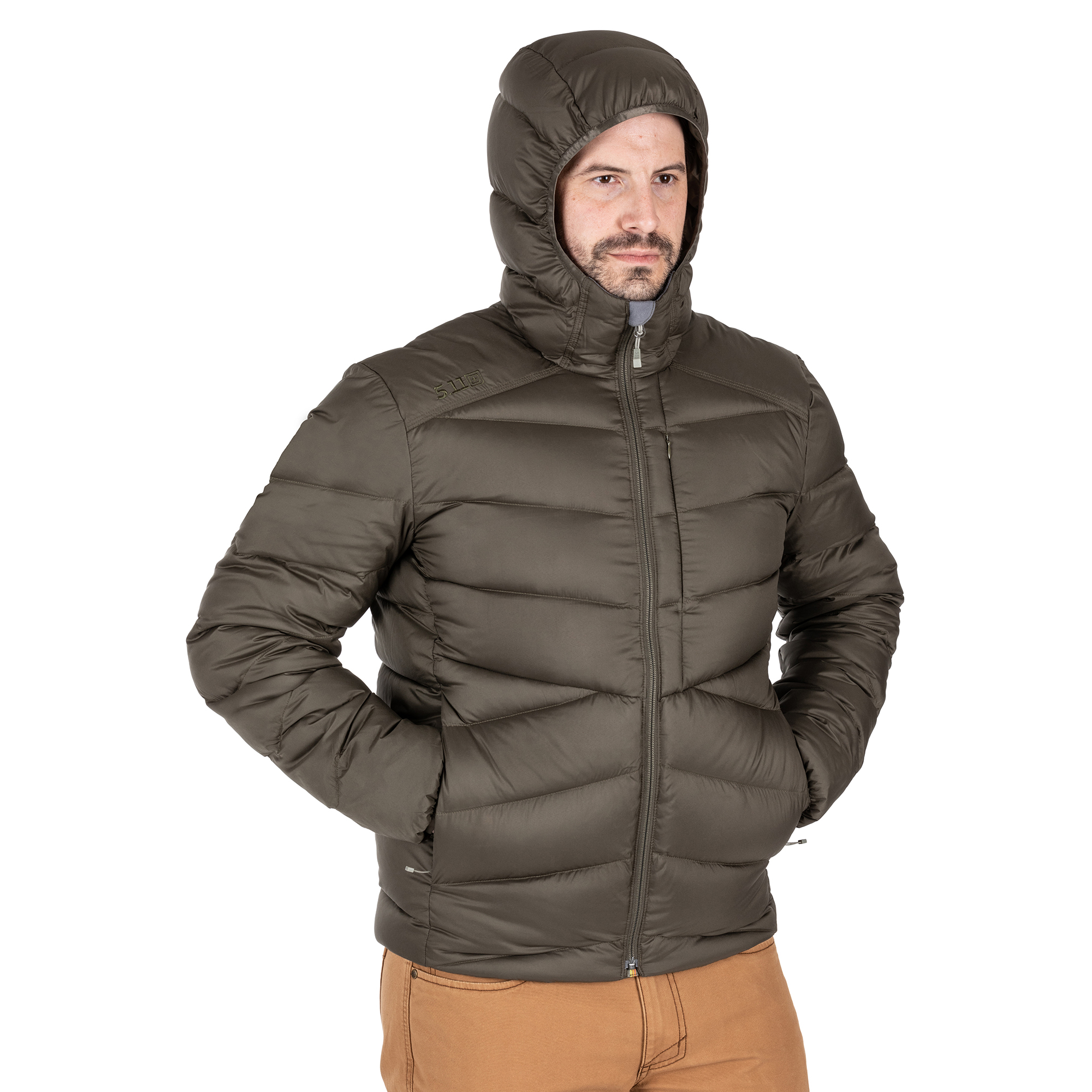 Пуховая куртка Acadia от 5.11 Tactical® на человеке, вид спереди в капюшоне, студийное фото