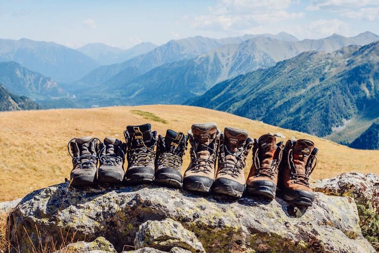 Types of trekking shoes. How to choose trekking shoes for your needs.