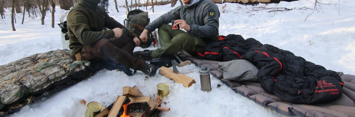 Подорож взимку на природі, в лісі, взуття Lowa®, високотехнологічний одяг для туристів і військових, одяг та спорядження від P1G®. Надувний коврик і спальний мішок Klymit®