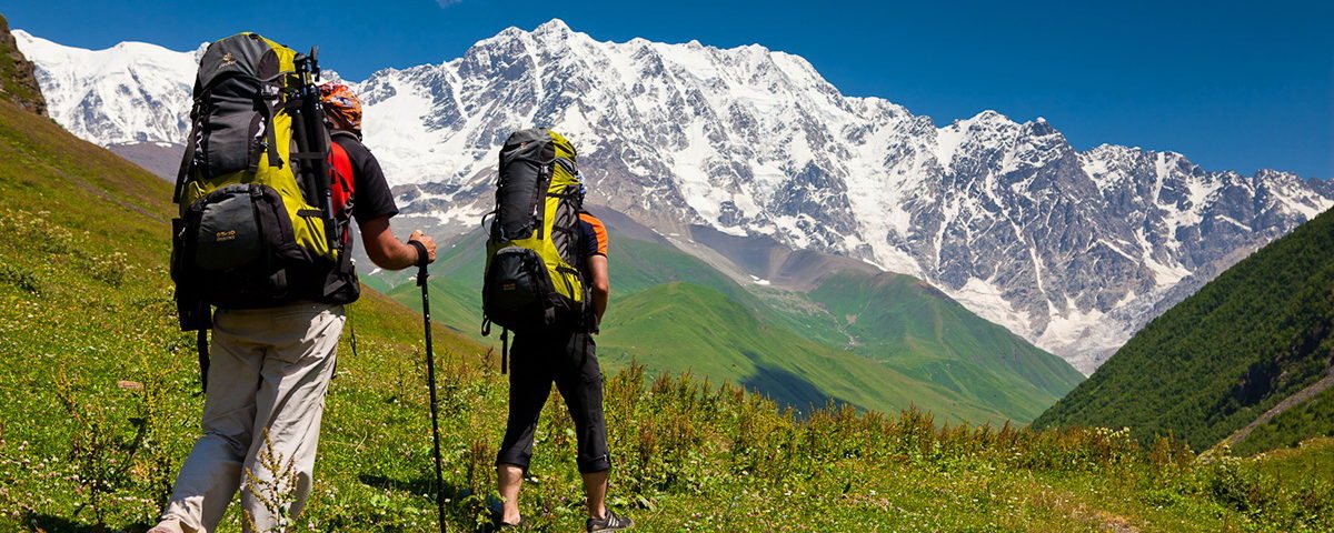 Гірські походи, туристичне спорядження, чоловік і жінка подорожують в горах, трекінгові палиці